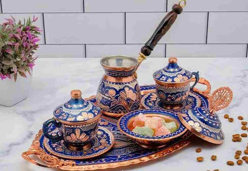 سرویس پذیرایی مسی سیاه قلم با ترکیب مس و نقوش تیره چشمگیر
